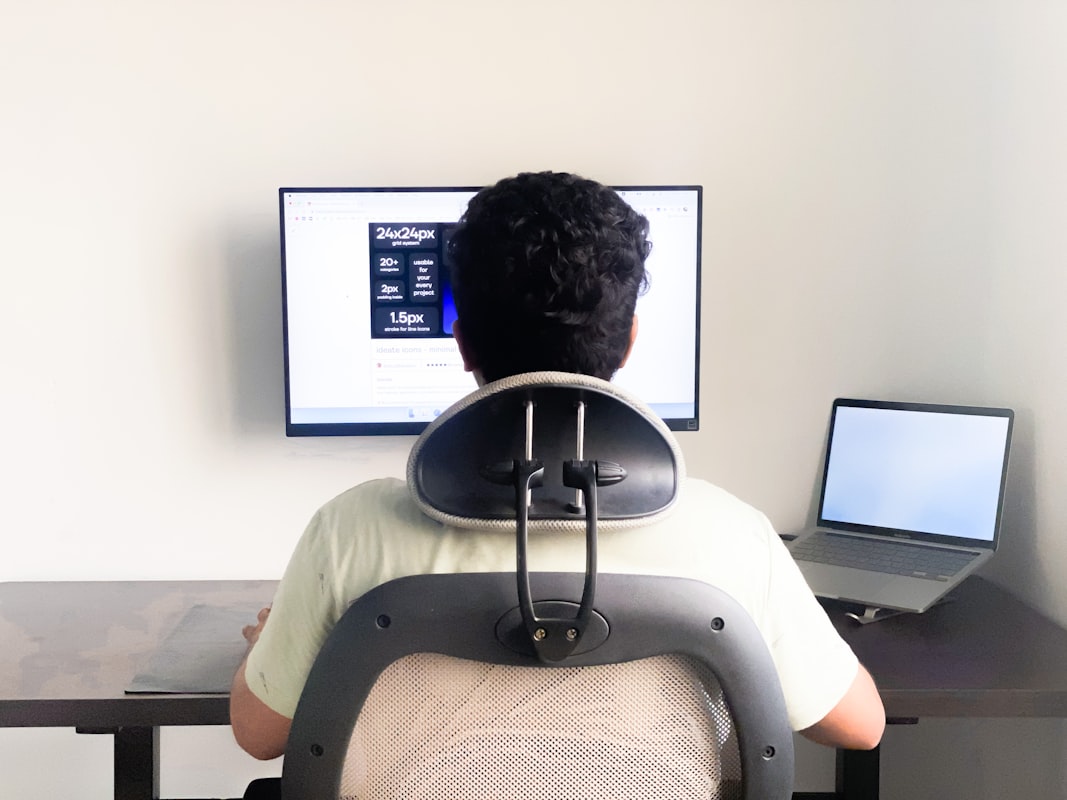 Ergonomische werkplek met zitbal en staan-zitbureau