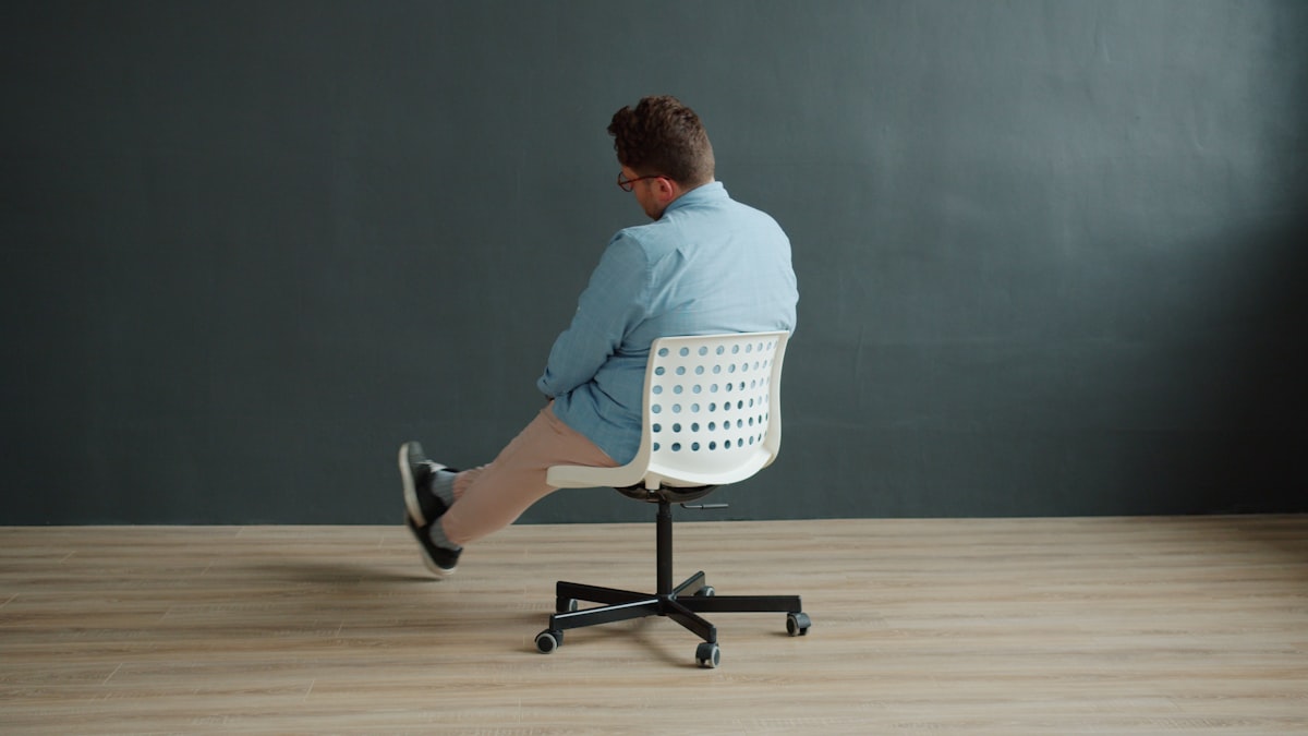 Werknemers met ergonomisch bureau